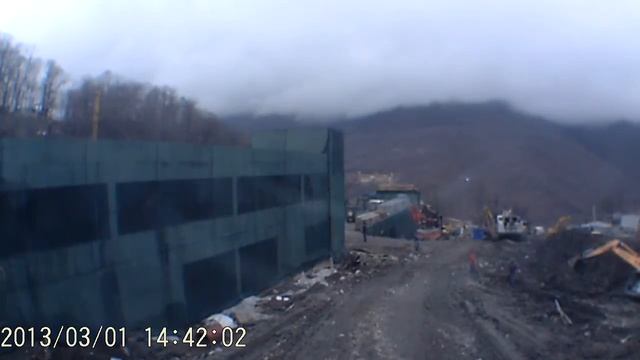 Сочи.КРАСНАЯ ПОЛЯНА.экскаватор затянуло.плохое кач-во видео