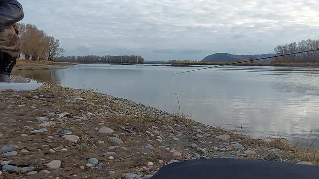 Рыбалка на Енисее . Поехали вечерком поблеснить щуку, смотрим что из этого получилось. смотреть онлайн