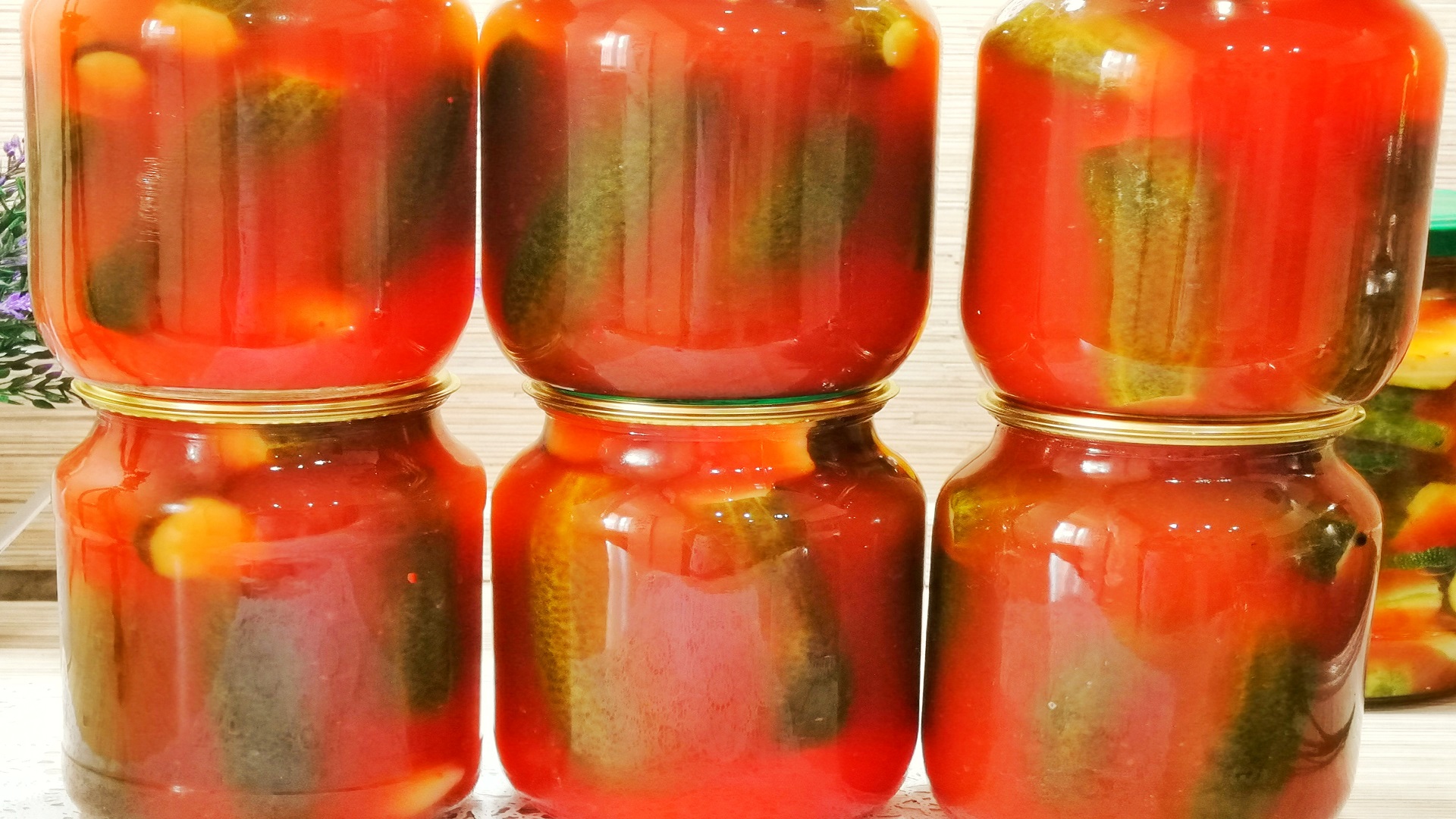 ХРУСТЯЩИЕ МАРИНОВАННЫЕ ОГУРЦЫ с Кетчупом Чили на Зиму смотреть онлайн