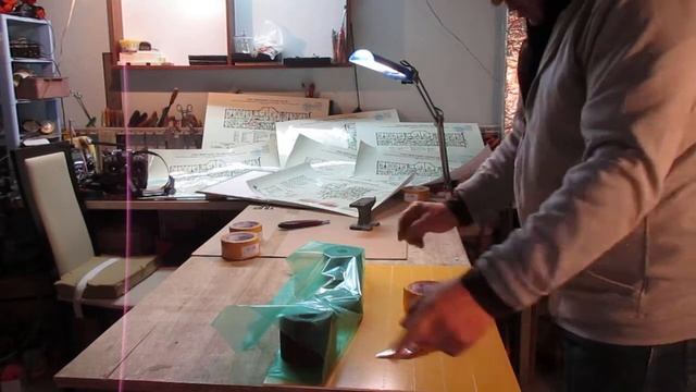 Наклейка плаката на твёрдую основу посредством обоюдного скотчаНаклейка плаката на твёрдую основу по смотреть онлайн