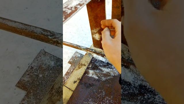 Скребок для уборки снега с крыши.