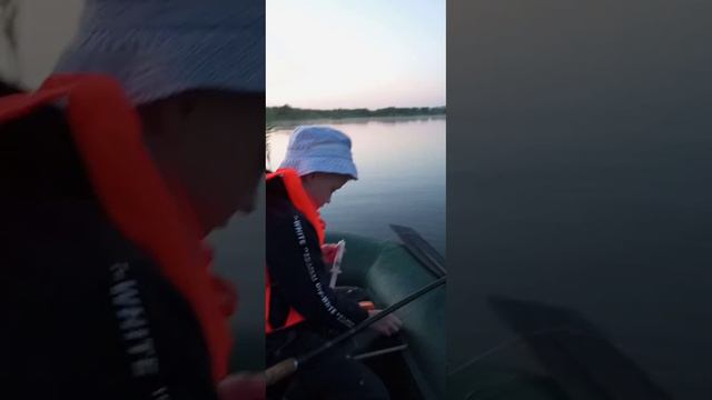 рыбалка крым лето 2022 сасык сиваш рыбалка на рассвете рыбалка с лодки дети на рыбалке папа и сын смотреть онлайн