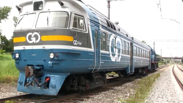Teпловоз ТЭМ15-143 с вагоном дизель-поезда ДР1А-312 2 / TEM15-143 loco with DR1A DMU head car 2 смотреть онлайн