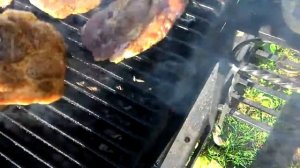 Стейки на чугунной решетке