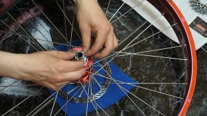 Разборка, смазка задней втулки велосипеда. Убираем люфт барабана кассеты