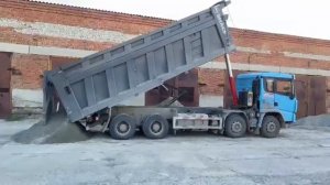 Выгрузка песка новым самосвалом Shacman