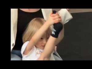 Терпит 3-летний  фигурист Арсений Плющенко. Первый раз на растяжке с Н.В.Поповой. Академия Плющенко