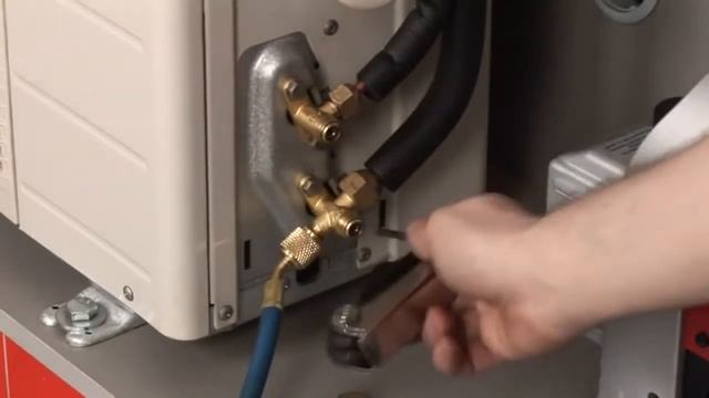 По манометрическому коллектору заправка кондиционера