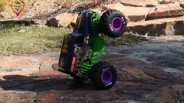 Monster Jam - Grave Digger Freestyle Force RC Unboxing! Prezley смотреть онлайн