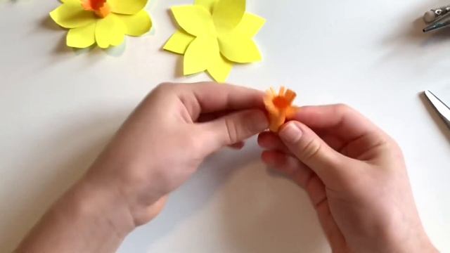 НАРЦИССЫ из Бумаги Своими руками Весенние Поделки Подарок Маме Открытка на 8 Марта смотреть онлайн