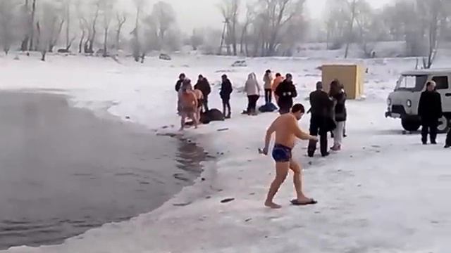 Окунание на Крещение смотреть онлайн