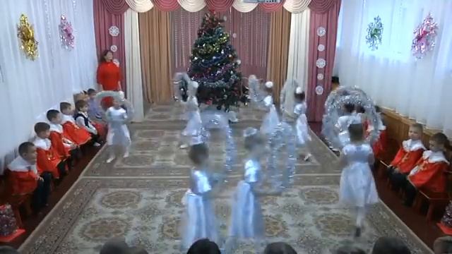 Новогодние танцы. Танец с обручами.Снежинки. смотреть онлайн