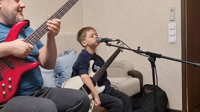 Лев и Папа учат Cranberries - Zombie. Домашняя Репа.