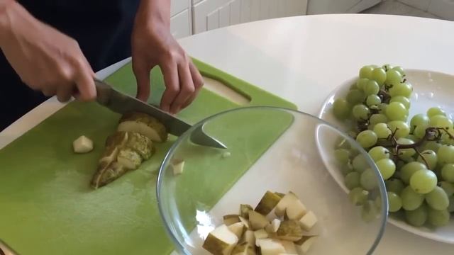 Фруктовый  салат с мороженым. Сабрина повар. Готовят дети.