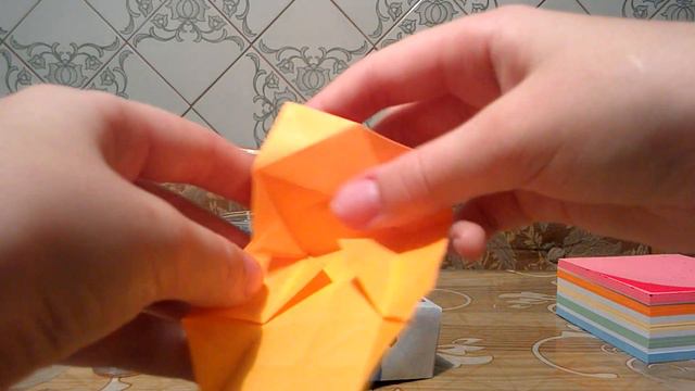 Делаем подарочек из бумаги и находим сюрприз😆😄😂 смотреть онлайн