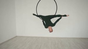 Воздушное кольцо. Шпагат на нижней дуге.