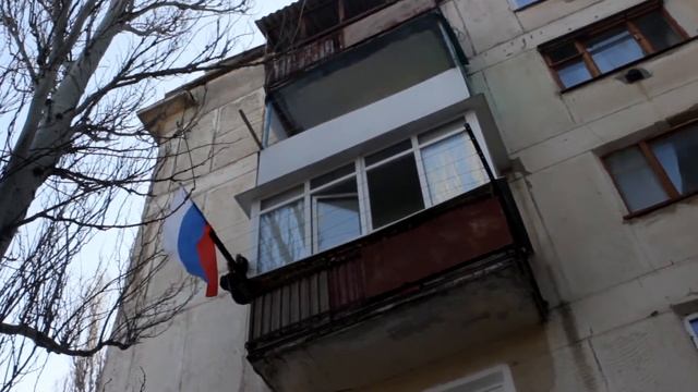Жители Крыма вывешивают флаги в поддержку присоединения Крыма к России смотреть онлайн