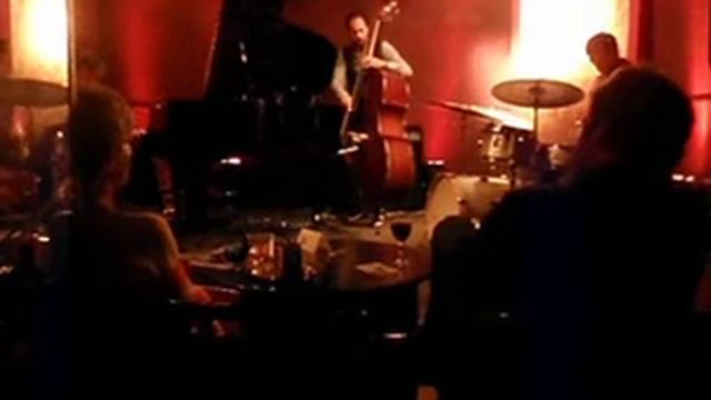 Hagai Cohen (contrebasse) et Evgeny Lebedev (piano) effectuer à la scène club de jazz à Bruxelles смотреть онлайн