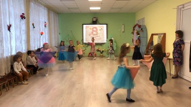 «Мамины глаза» Красивый танец девочек на 8 марта в детском саду. Старшая группа. смотреть онлайн