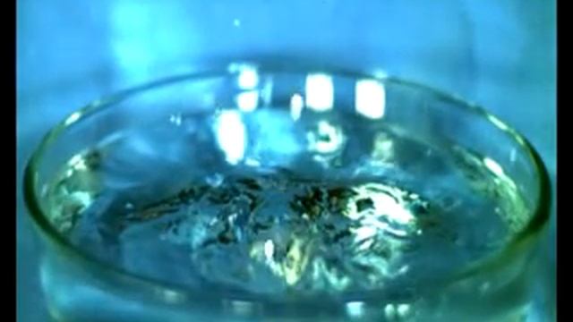 Падение шарика в ёмкость с водой. смотреть онлайн