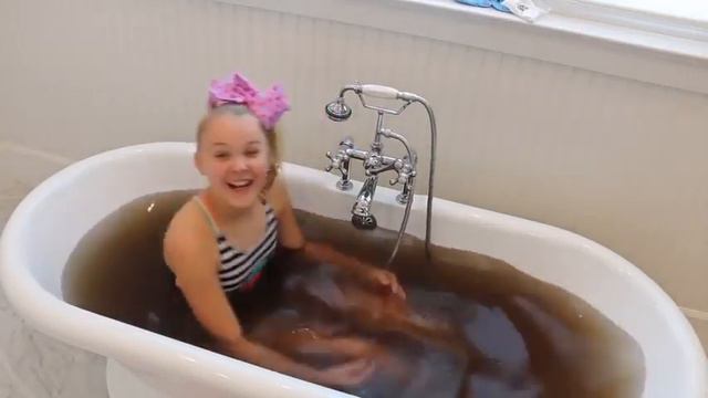 SLIME BATH CHALLENGE! JoJo's Juice! смотреть онлайн