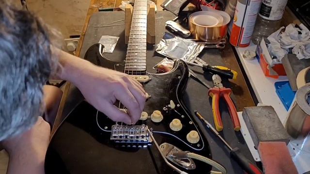 fitting 2 point Wilkinson tremolo bridge system with a float смотреть онлайн