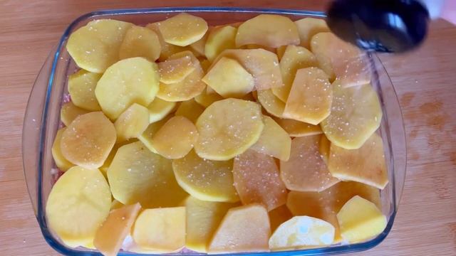 КАРТОФЕЛЬНАЯ ЗАПЕКАНКА С МЯСНЫМ ФАРШЕМ. смотреть онлайн