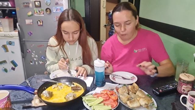 На ужин минтай тушёный, минтай жареный и вермишель. смотреть онлайн