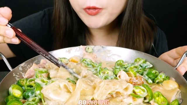 ASMR Spicy bacon cream pasta made of glass noodles with lots of peppers.(EATING SOUNDS) MUKBANG смотреть онлайн