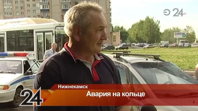 В Нижнекамске на повороте с грузовика вылетело тяжелое оборудование смотреть онлайн
