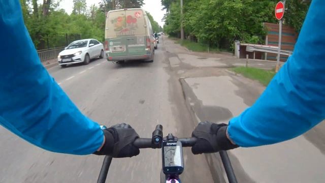 Еду между рядами при занятом правом крае проезжей части на велосипеде (расскажите мне про ПДД) смотреть онлайн