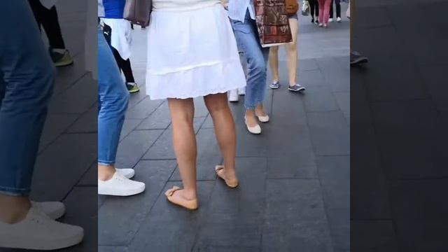 Фан зона на Никольский. Дочь снимает видео для своего канала в YouTube .. смотреть онлайн