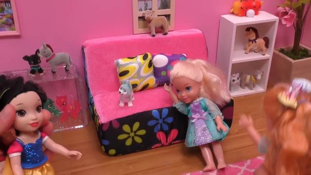 Dance fun with friends ! Elsa and Anna toddlers - singing - Snow White and Moana смотреть онлайн