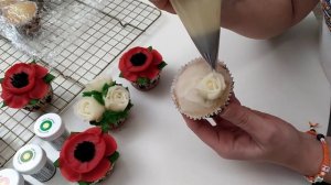 Очень красивый букет из капкейков. Цветы из крема. Сборка букета/Bouquet of cupcakes