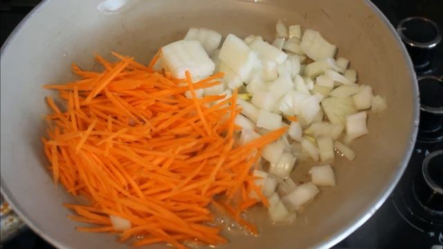 Тушеные рёбрышки зайца в сметане с луком и морковью смотреть онлайн