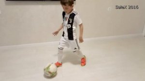 Детская футбольная тренировка.Контроль мяча)))