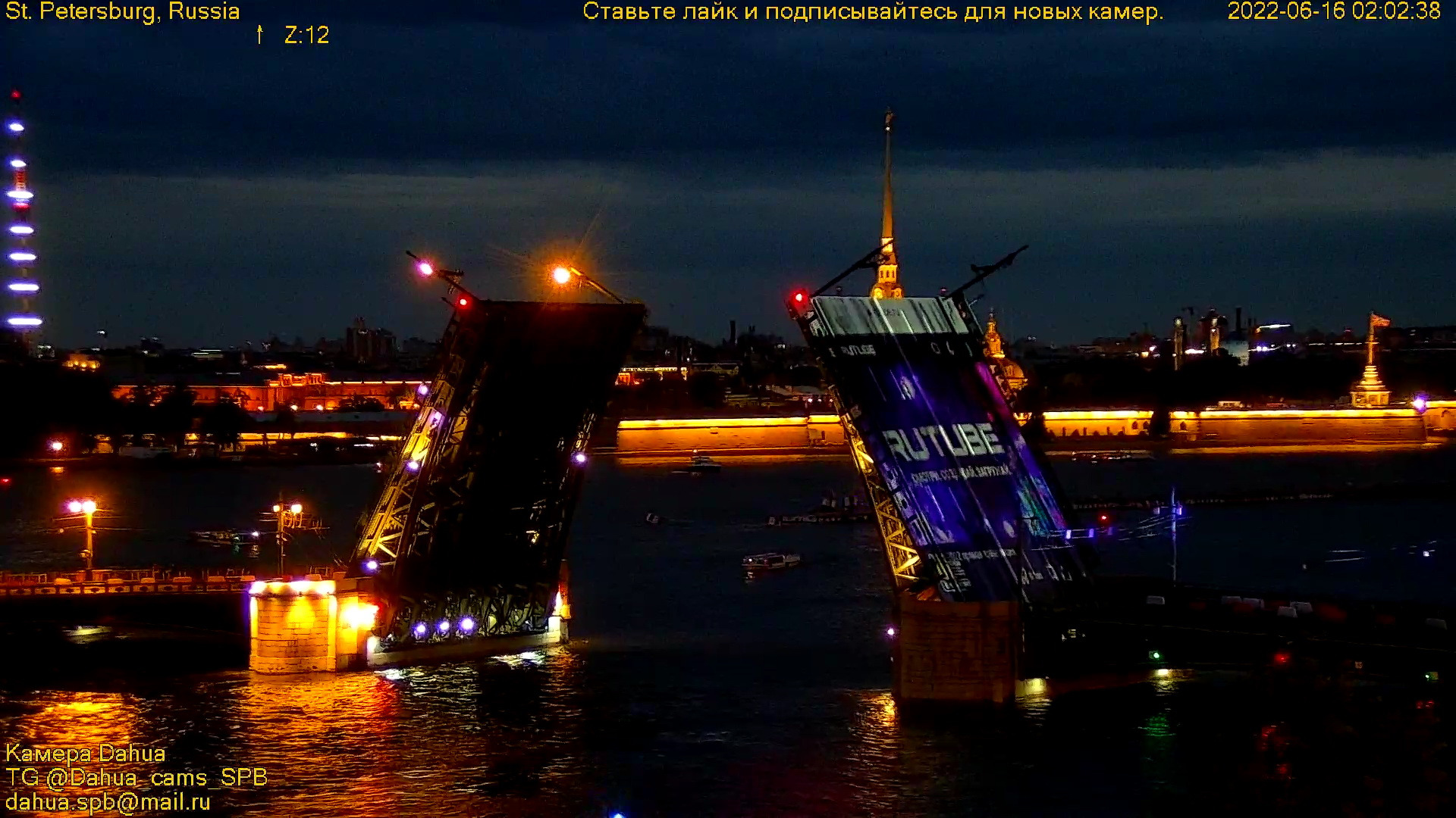 Проекция RUTUBE на разведённом Дворцовом мосту в дни проведения ПМЭФ 2022 и преддверии Алых парусов смотреть онлайн