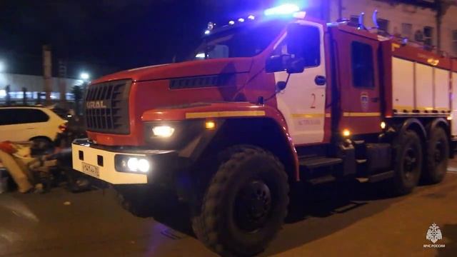 Крупный пожар. 2 жилых дома смотреть онлайн