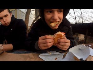 Кто первый быстрее съест бургер гамбургер чизбургер. Поедание еды на скорость. Заруба хочу пожрать