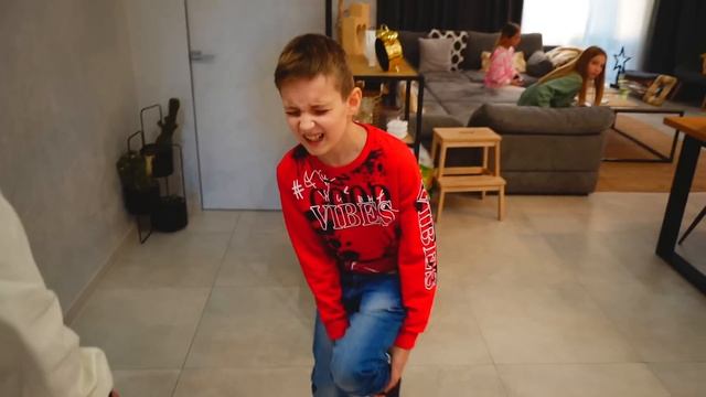 ПАРЕНЬ АМЕЛЬКИ СЛОМАЛ НОГУ! смотреть онлайн