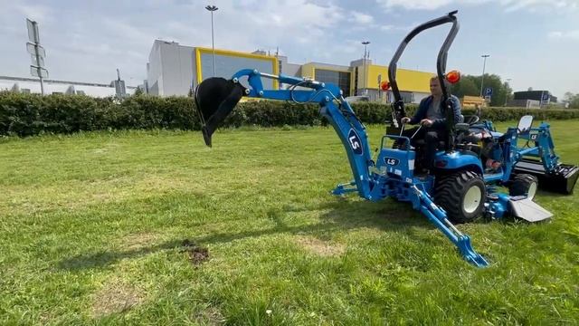 Экскаватор на минитракторе LS MT1.25. смотреть онлайн