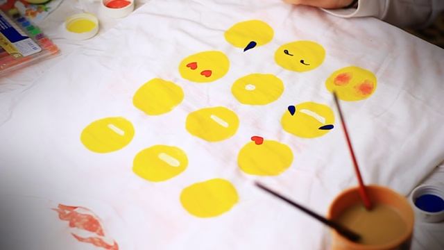 DIY: принт со смайлами Emoji с помощью лука/Рисуем на футболке|Fosssaaa смотреть онлайн