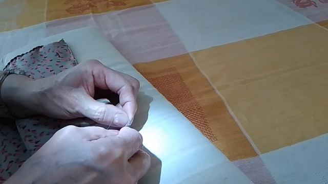 Как обработать уголок в шелковом платке смотреть онлайн