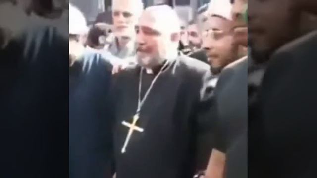 Город Кербала. Священник на могиле внука пророка Мухаммада (с.а.с) имама Хусейна . смотреть онлайн