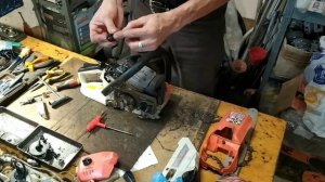 Как самому устранить течь бензина из воздушного фильтра бензопилы.