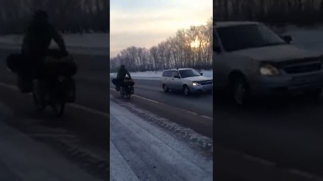 Турист на велосипеде в - 45°С смотреть онлайн