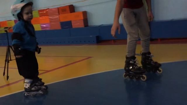 Как научиться кататься на роликах ребенку в 3 года с нуля за 10 занятий? Школа Роллер-Омск. смотреть онлайн