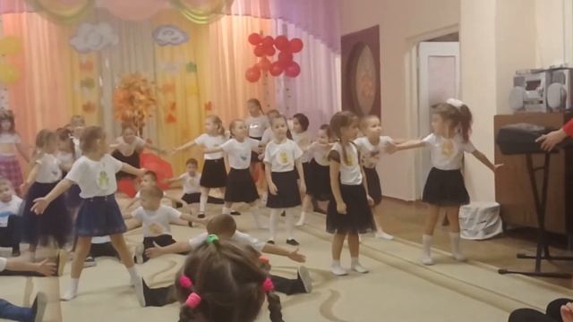 Танец Рок н-ролл!!! На осеннем утреннике! Карине -6 лет! смотреть онлайн