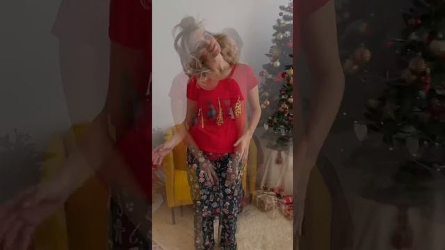 Пижама женская футболка с брюками ПЖ 032КЛ-ЕЛК/ПРЯ (Елки/Пряники на зеленом) смотреть онлайн