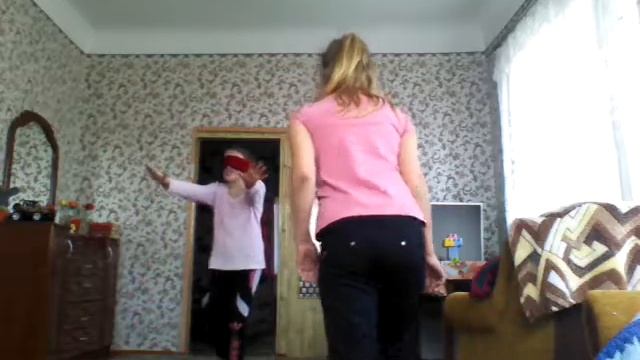 Играем в игру ( жмурки ) с подругами